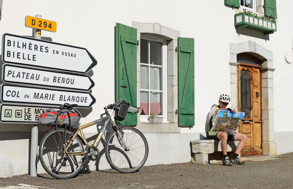 Cycliste point carte à Escot vers col de Marie Blanque ©CDT64-P.Gaillard