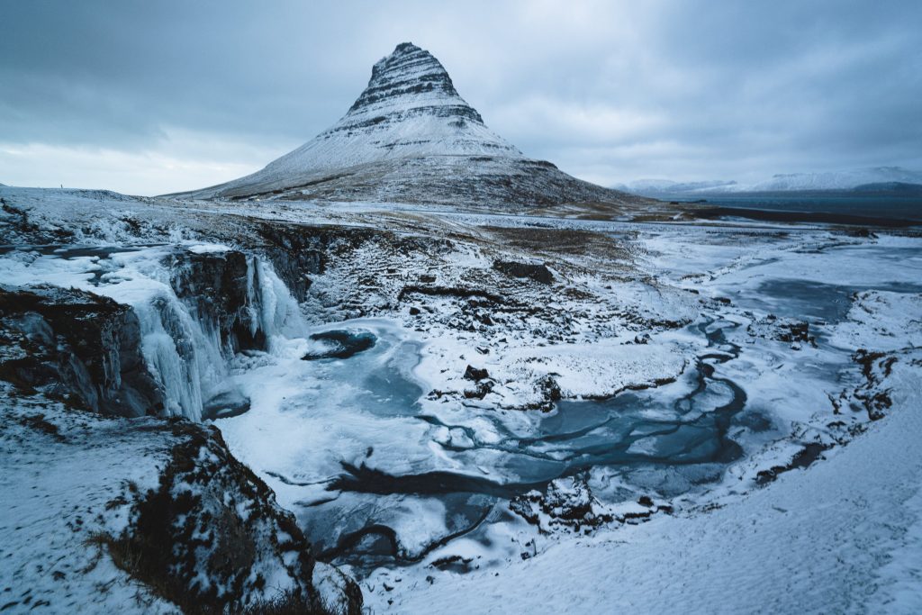 Kirkjufell "Curch mountain" en Grundarfjörður es una de las ubicaciones de Juegos de Tronos en el oeste de Islandia. Visit Iceland