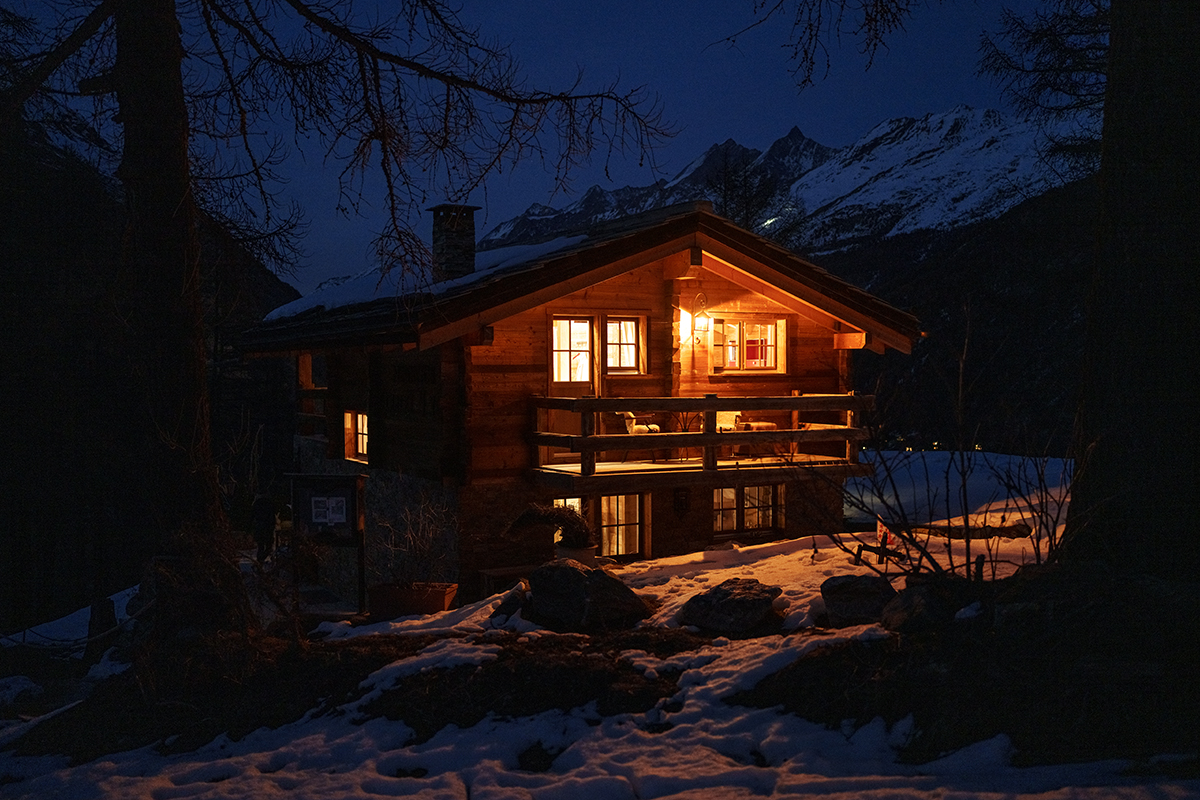 Nachtaufnahme eines Winter Chalets oberhalb Zermatt.