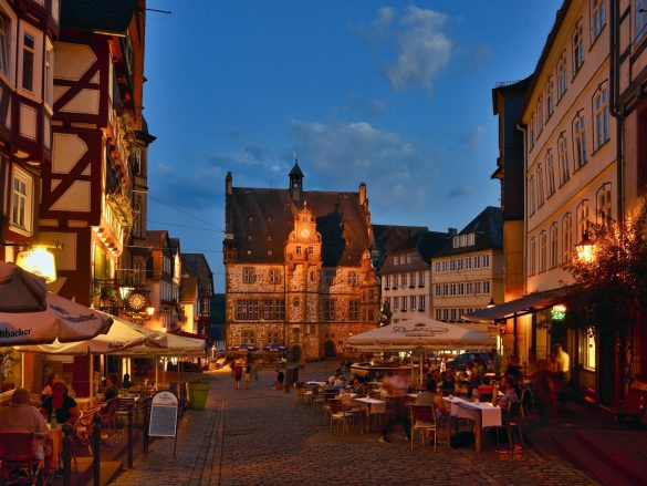 Plaza del mercado de Marburg en el ambiente nocturno. Ruta Alemana de los cuentos de Hadas. Foto: Deutsche Märchenstraße e.V.