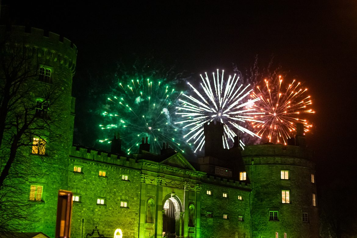 Fuegos artificiales en el festival de San Patricio en Kilkenny