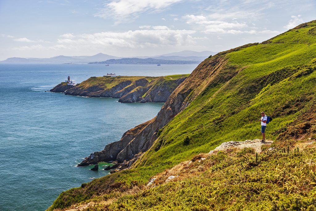 Vista de la bahía de Dublín desde el sendero de los acantilados de Howth - Dublin, Leinster, Ireland.