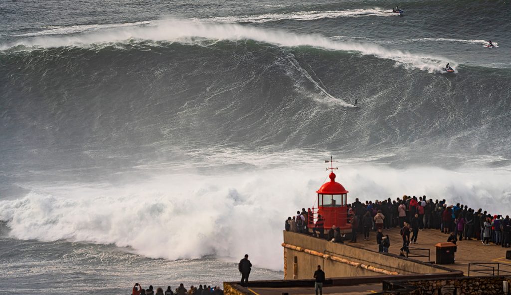 Kai Lenny surfea grandes olas en Nazaré, Portugal, el 14 de febrero de 2020. Mattias Hammar / Red Bull Content Pool