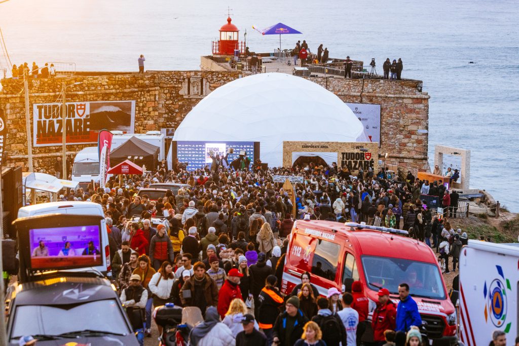 Espectadores en el Tudor Nazaré Big Wave Challenge