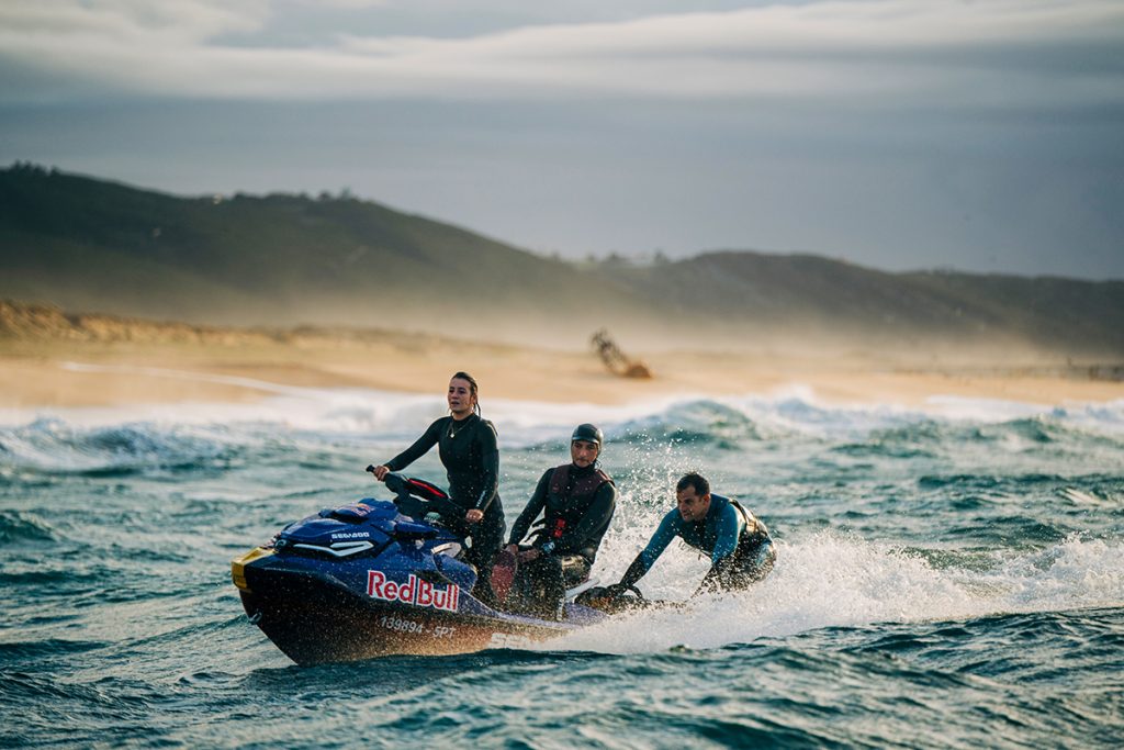 Laura Coviella, Martín Fuenzalida y Michel Bourez practicando los protocolos de rescate en moto de agua. To Mane / Red Bull Content Pool