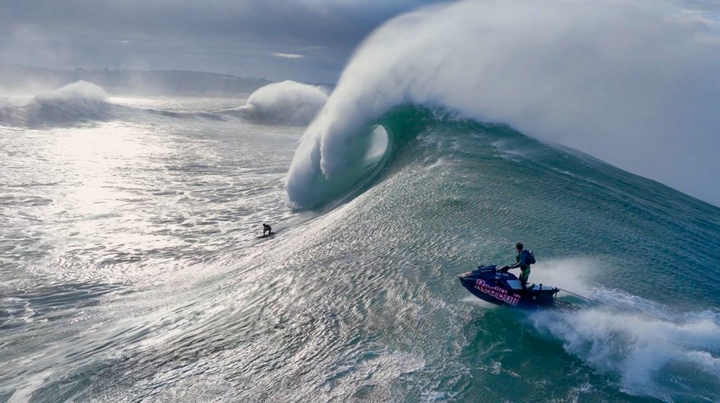 Chumbo cogiendo una ola en Nazare. The Marcs / Red Bull Content Pool